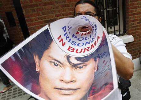 Protestující ped barmskou ambasádou v Londýn. 